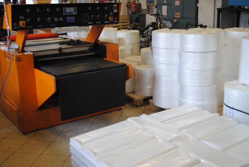 Konfekcionáló gép és kész tekercsek